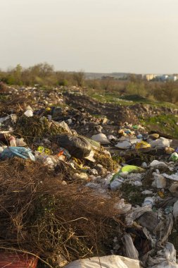 Çevre felaketi. Şehrin eteklerinde tıkanma. Çöp yığınları modern Avrupa manzaranın bir unsurudur.