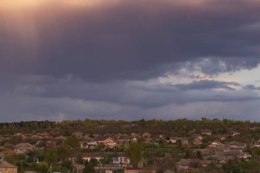 Gün batımında manzara. Trajik kasvetli gökyüzü. Baharda Budjak bozkırındaki köy. Güney Avrupa'daki arazi. Bahar zamanı..