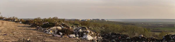 Ekologická Katastrofa Cinkování Předměstí Města Odpadky Jsou Součástí Moderní Evropské — Stock fotografie