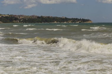 Parlak güneş ışığı altında Bulgaria.The Byala şehir'Karadeniz kıyısında bekletin. Avrupa rekreasyon alanı. Dalgalar bir fırtına sırasında. Kırmızı kod. 