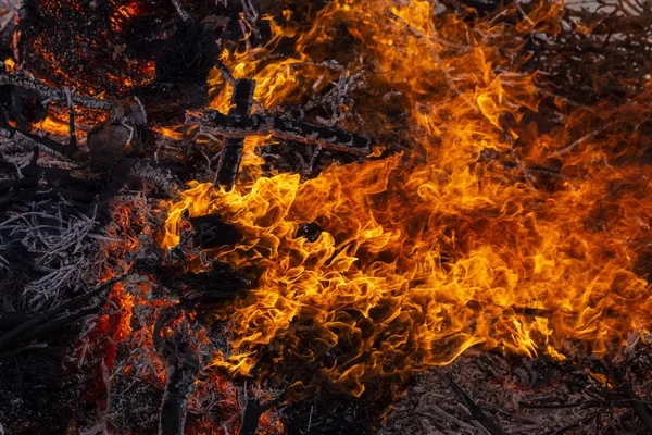Lángoló Tüzet Égő Faágak Pogány Rítus Szentelt Érkezését Tavasz Nagy — Stock Fotó