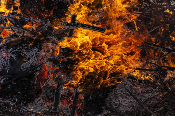 Lángoló Tüzet Égő Faágak Pogány Rítus Szentelt Érkezését Tavasz Nagy — Stock Fotó