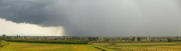 천둥머리는 반도를 폭우가 농지에 다가오고 있습니다 불가리아 — 스톡 사진