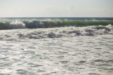 Dalgalar bir fırtına sırasında. Kırmızı kod. Bulgaristan'ın Karadeniz kıyısında dinlenme.