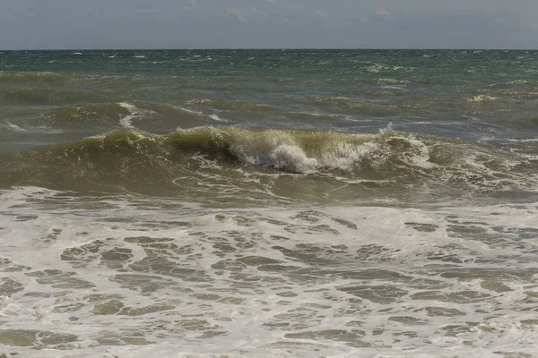 Κύματα Κατά Διάρκεια Μιας Καταιγίδας Κόκκινο Κωδικό Ξεκουραστείτε Στις Ακτές — Φωτογραφία Αρχείου