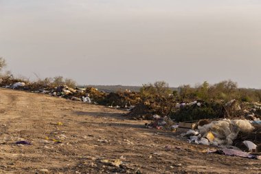 Çevre felaketi. Şehrin eteklerinde tıkanma. Çöp yığınları modern Avrupa manzaranın bir unsurudur.