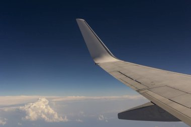 Uçağın kanat dünyadan görünümü.