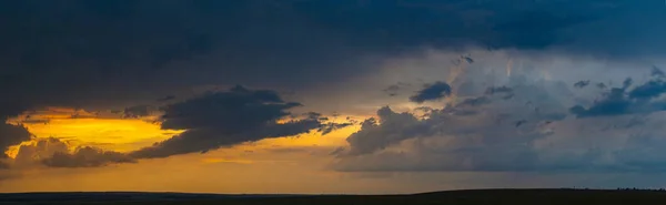 血まみれの夕日のある風景します 南ヨーロッパの地形 悲劇的な暗い空 紫マゼンタ雲 — ストック写真