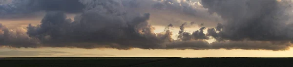 夕阳西下 暴风雨的云彩笼罩了日落 蓝天上的积雨云 南欧的地形地球上奇妙的天空 凄惨阴郁的天空 — 图库照片