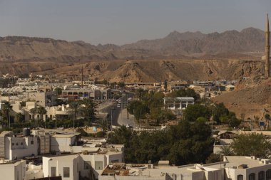 Mısır. Sharm El Sheikh, şehir merkezinde. Sina Yarımadası'nın dağları. Eski pazar ve Sahabe Camii.