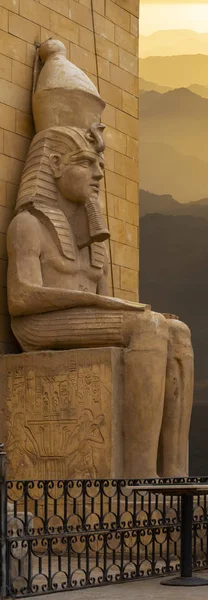 Sittande Staty Farao Klädd Nemes Huvudbonad Och Dubbelkrona Egypten — Stockfoto