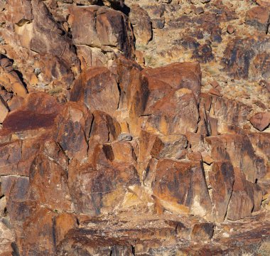 Bağlı demir oluşumundan kırmızı hematit. Mısır. Sabah gün doğumunda Sina Dağı. Yarımadanın dağlarında kırmızı-kahverengi kayalar.