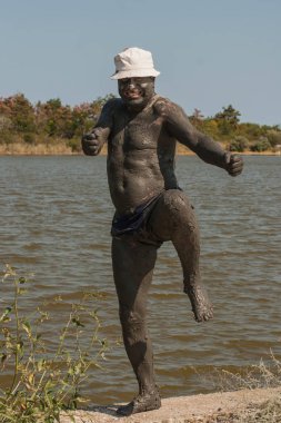 Karadeniz kıyısında Mud Spa tedavileri. Bir adam Bulgaristan'da tatil yapıyor. Tam büyüme kirli erkekler. 