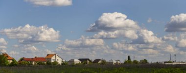 Kişinev 'in eteklerinde. Moldova 'nın başkenti Panorama. Yağmurdan önce bulutlu gökyüzü.