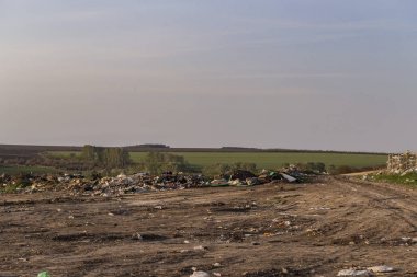 Çevre felaketi. Şehrin eteklerinde tıkanma. Çöp yığınları modern Avrupa manzaranın bir unsurudur.