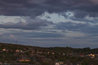 Gün batımında manzara. Trajik kasvetli gökyüzü. Baharda Budjak bozkırındaki köy. Güney Avrupa'daki arazi. Bahar zamanı..
