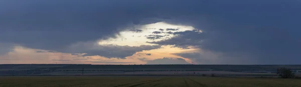 Leider Stormwolken Bedekten Zonsondergang Cumuliform Wolkenlandschap Blauwe Lucht Het Terrein — Stockfoto