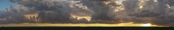 Leaden Chmury Burzowe Zasłoniły Zachód Słońca Cumuliform Pochmurny Krajobraz Błękitnym — Zdjęcie stockowe