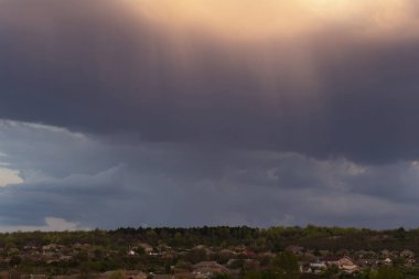 Gün batımında manzara. Trajik kasvetli gökyüzü. Baharda Budjak bozkırındaki köy. Güney Avrupa'daki arazi. Bahar zamanı..