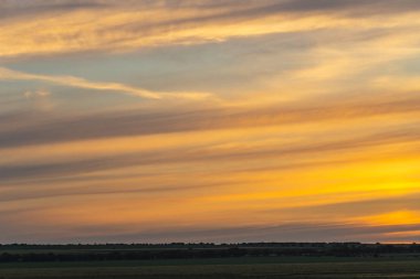 Leaden, fırtına bulutları günbatımını kapladı. Mavi gökyüzünde kümüliform bulutları. Güney Avrupa 'daki arazi. Dünya gezegenindeki muhteşem gökyüzü. Trajik kasvetli gökyüzü.