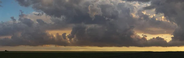 夕阳西下 暴风雨的云彩笼罩了日落 蓝天上的积雨云 南欧的地形地球上奇妙的天空 凄惨阴郁的天空 — 图库照片