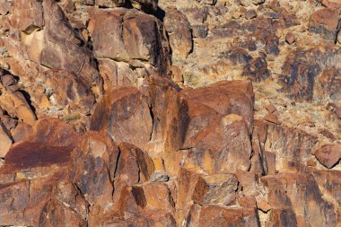 Bağlı demir oluşumundan kırmızı hematit. Mısır. Sabah gün doğumunda Sina Dağı. Yarımadanın dağlarında kırmızı-kahverengi kayalar.