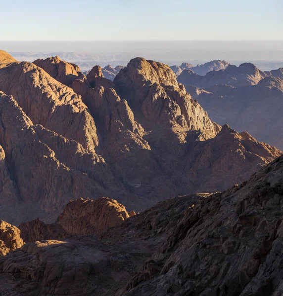 Mısır. Mount Sinai gündoğumu sabah. (Mount Horeb, Gabal Musa, Moses Mount). Hac yeri ve ünlü turistik hedef.