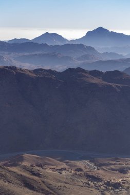 Mısır. Bedevi köyü. Sabah gün doğumunda Sina Dağı. (Horeb Dağı, Gabal Musa, Musa Dağı). Hac yeri ve ünlü turistik yer.