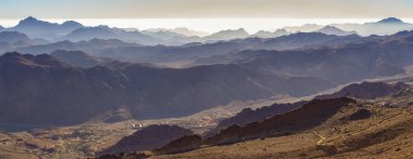 Mısır. Bedevi köyü. Sabah gün doğumunda Sina Dağı. (Horeb Dağı, Gabal Musa, Musa Dağı). Hac yeri ve ünlü turistik yer.