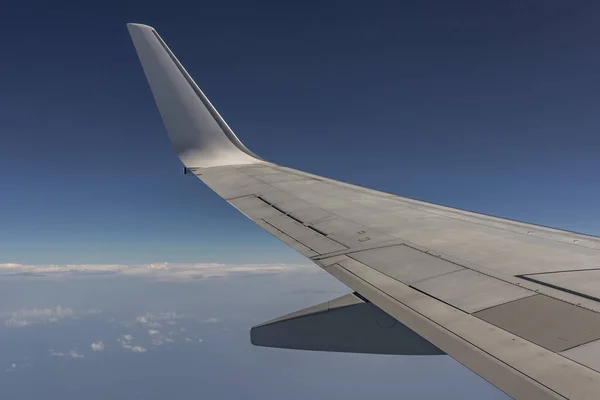 从飞机的机翼地球的看法 — 图库照片