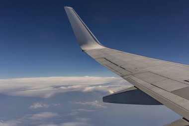 Uçağın kanat dünyadan görünümü.
