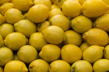 Sebze pazarında bir yığın limon. Situsların makro arka planı.