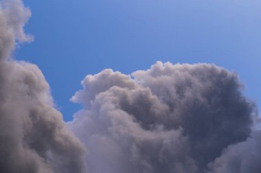 Gökyüzünde kümülatif bulutlar. Panorama. Dünya gezegenindeki fantastik gökyüzü. Güneş gizlidir. Leaden, fırtına bulutları gün batımını kapladı. Trajik kasvetli gökyüzü. 