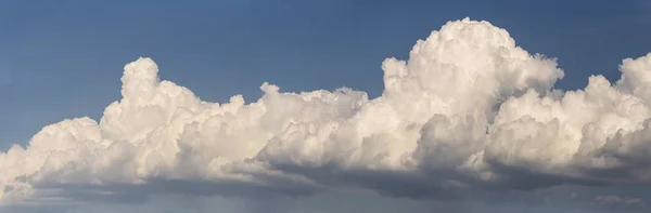 Kumulatiivinen Pilvi Taivaalla Panoraama Mahtava Taivas Maapallolla Aurinko Piilossa Myrskypilvet — kuvapankkivalokuva