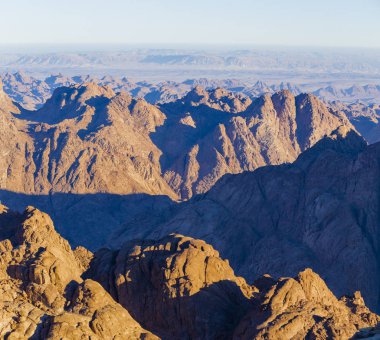 Mısır. Mount Sinai gündoğumu sabah. (Mount Horeb, Gabal Musa, Moses Mount). Hac yeri ve ünlü turistik hedef.