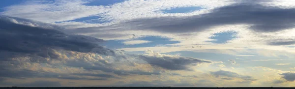 진눈깨비가 석양을 있었다 하늘에 모양의 유럽의 지형이다 지구의 환상적 하늘입니다 — 스톡 사진