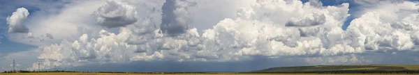 雨前麦田 蓝天上的多云云景 南欧的地形 地球上神奇的天空 太阳是隐藏的 — 图库照片
