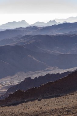 Mısır. Bedevi köyü. Sabah gün doğumunda Sina Dağı. (Horeb Dağı, Gabal Musa, Musa Dağı). Hac yeri ve ünlü turistik yer.