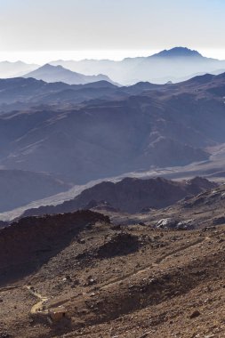 Mısır. Bedevi köyü. Sabah gün doğumunda Sina Dağı. (Horeb Dağı, Gabal Musa, Musa Dağı). Hac yeri ve ünlü turistik yer.
