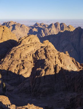 Mısır. Bedevi köyü. Sabah gün doğumunda Sina Dağı. (Horeb Dağı, Gabal Musa, Musa Dağı). Hac yeri ve ünlü turistik yer.