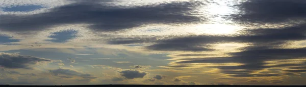 Bleierne Gewitterwolken Verhüllten Den Sonnenuntergang Kumuliforme Wolkenlandschaft Blauen Himmel Das — Stockfoto