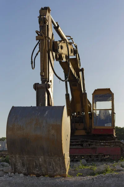 黄色挖掘机 挖土和倾倒土壤的挖掘机 — 图库照片