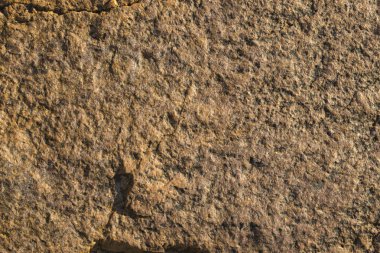 Kaya plakası. Renkli taş yüzey. Evin duvarı. Jeoloji ve Metamorfik kayaçlar.