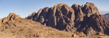 Mısır. Bedevi köyü. Sabah gün doğumunda Sina Dağı. (Horeb Dağı, Gabal Musa, Musa Dağı). Hac yeri ve ünlü turistik yer.