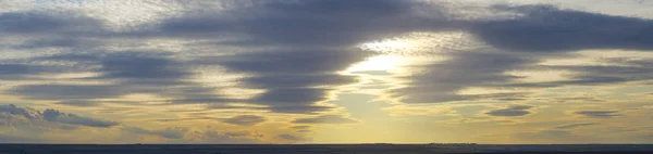 Leider Stormwolken Bedekten Zonsondergang Cumuliform Wolkenlandschap Blauwe Lucht Het Terrein — Stockfoto