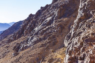 Mısır. Bedevi köyü. Sabah gün doğumunda Sina Dağı. (Horeb Dağı, Gabal Musa, Musa Dağı). Hac yeri ve ünlü turistik yer.