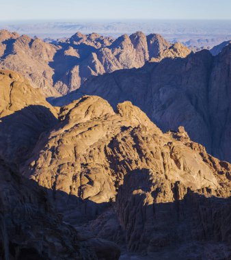 Mısır. Bedevi köyü. Sabah gün doğumunda Sina Dağı. (Horeb Dağı, Gabal Musa, Musa Dağı). Hac yeri ve ünlü turistik yer.