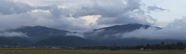 Thunderhead Copre Balcani Acquazzone Avvicina Terreni Agricoli Villaggi Campi Foreste — Foto Stock