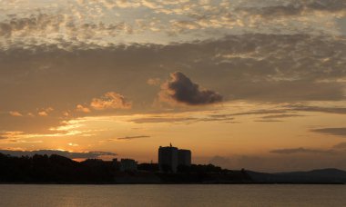 Bulgaristan 'da Karadeniz üzerinde gün batımı, Kiten, Burgaz Bölgesi. Güneş ufuktan batıyor ve suya yansıyor. Panorama.