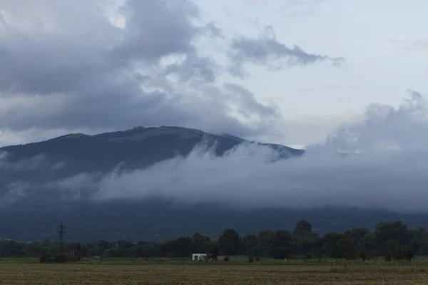 サンダーヘッドはバルカン半島を覆っている 豪雨が近づいている 雨の前にブルガリアの村 野原や森林 南ヨーロッパの地形 パノラマ — ストック写真